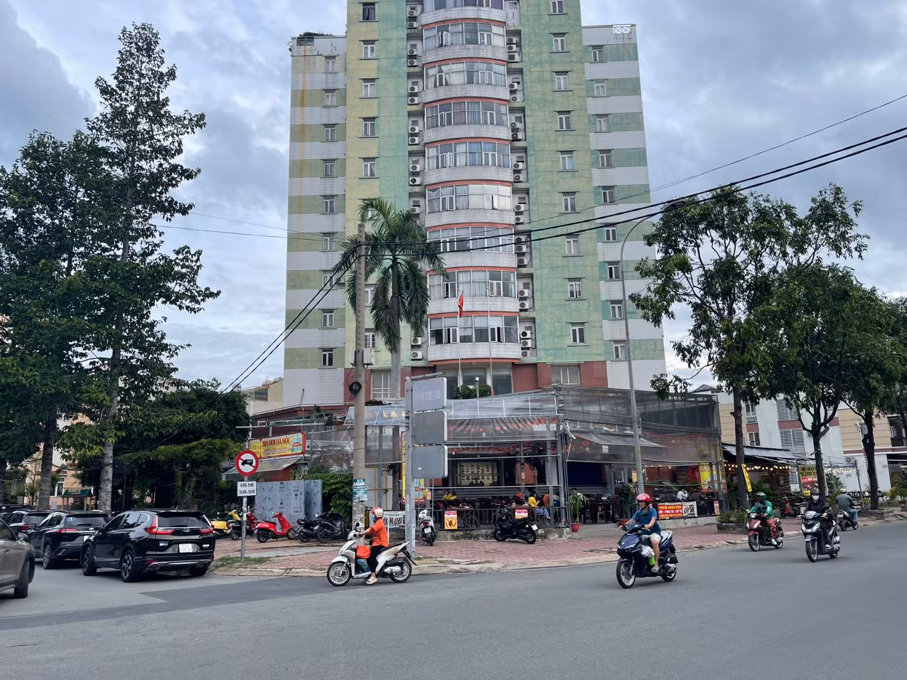 Phường mời họp vụ người dân chung cư “leo” cầu thang bộ lên tầng 12 -0