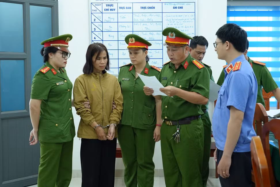 Những đứa trẻ trong vụ bắt giữ người trái pháp luật được trở về vòng tay của mẹ -0