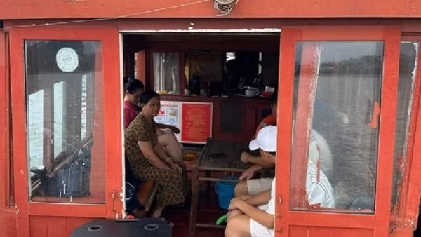 Đăng ký tour Hạ Long qua mạng, tá hoả “tàu 5 sao” nhếch nhác như tàu cá