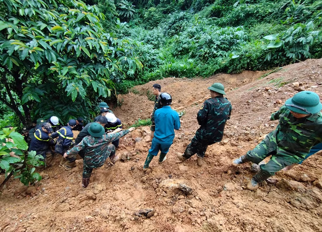 Khẩn trương tìm kiếm các nạn nhân trong vụ sạt lở đất tại huyện Bắc Mê, tỉnh Hà Giang -2