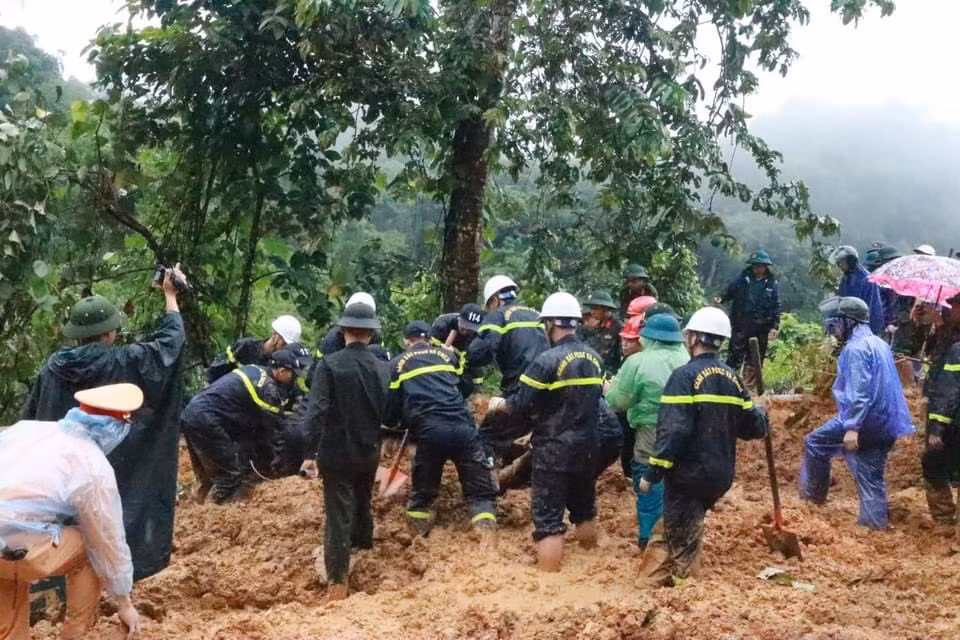 Sạt lở vùi xe ô tô 16 chỗ, 9 người chết -9