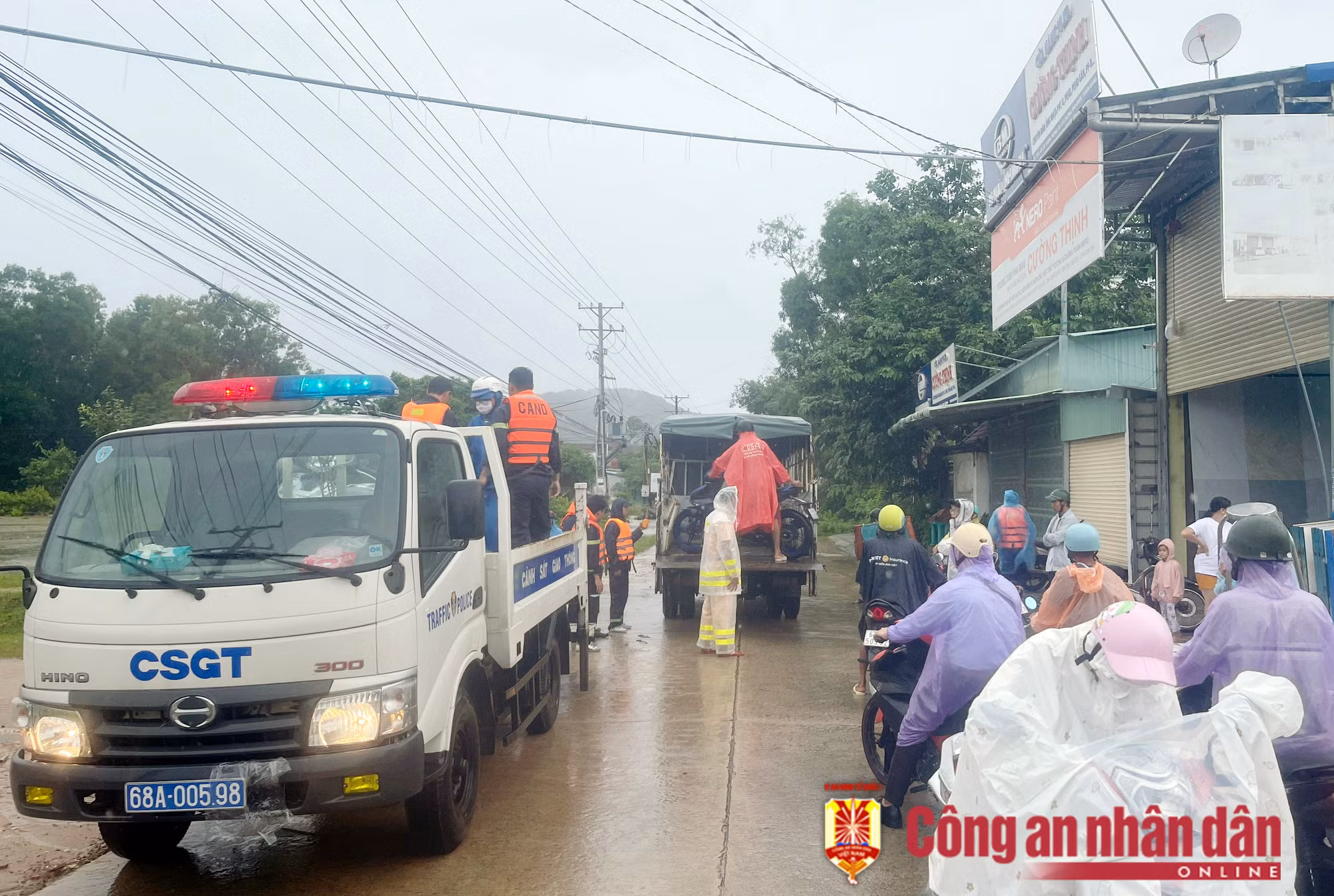 Công an TP Phú Quốc giúp người dân trong mưa lớn, ngập sâu -1