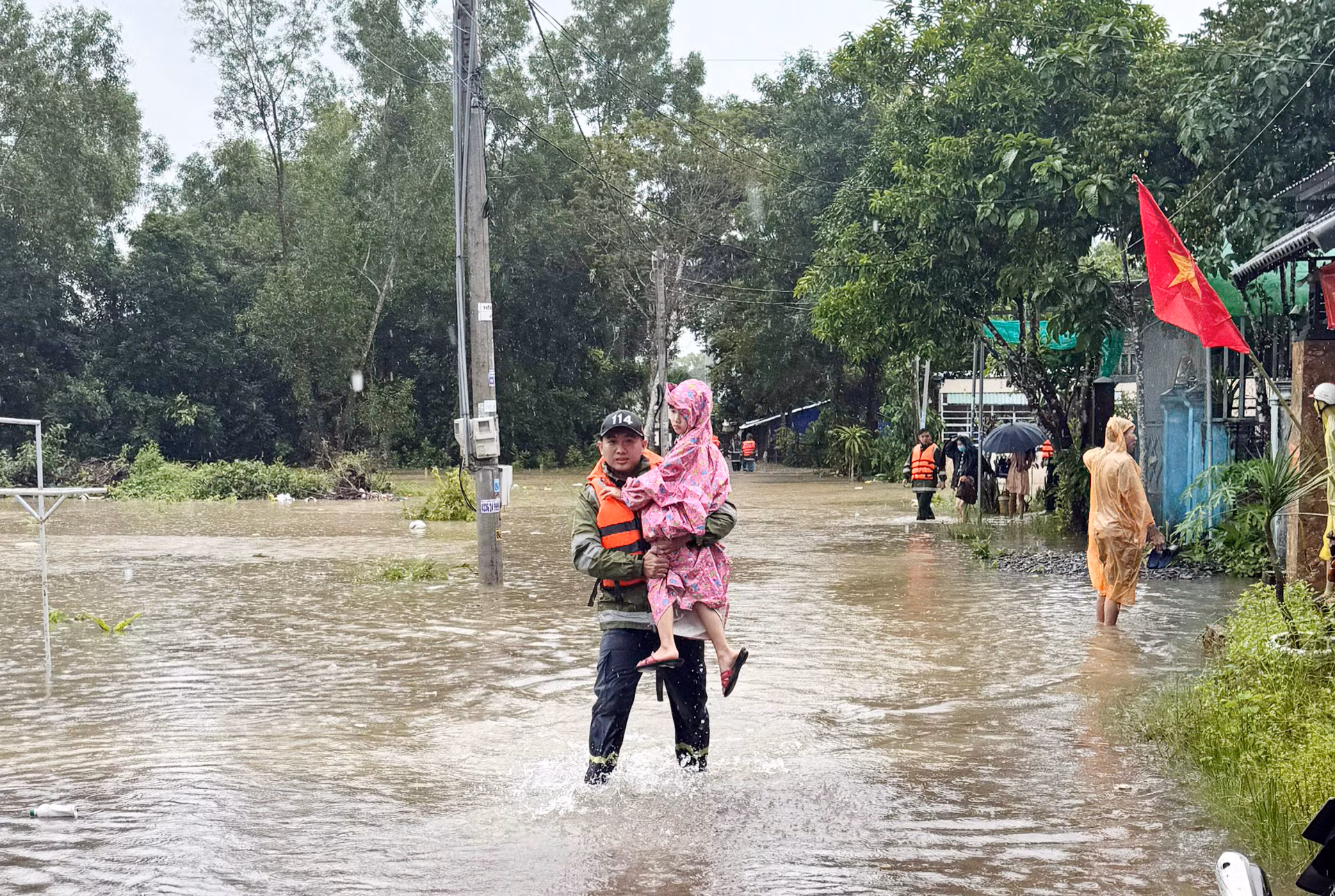 Công an TP Phú Quốc giúp người dân trong mưa lớn, ngập sâu -1