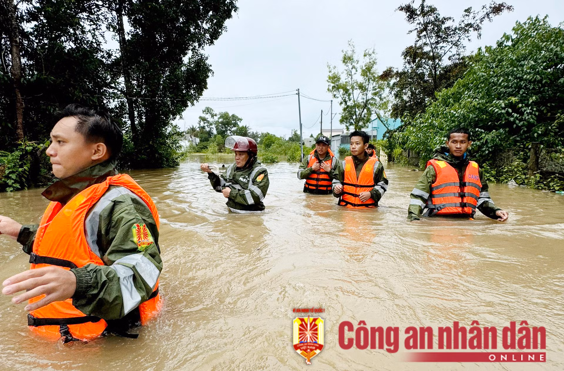 Công an TP Phú Quốc giúp người dân trong mưa lớn, ngập sâu -2