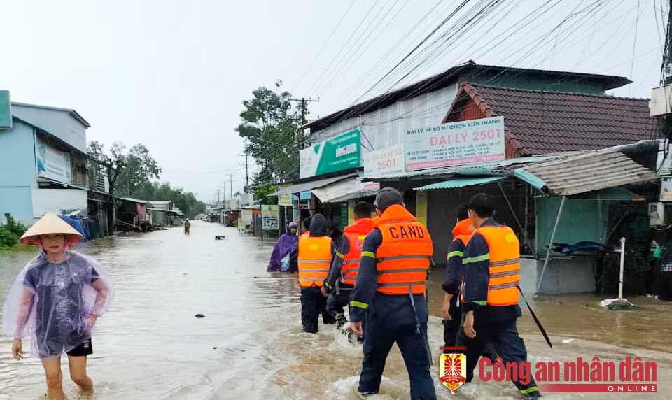 Công an TP Phú Quốc giúp người dân trong mưa lớn, ngập sâu -0