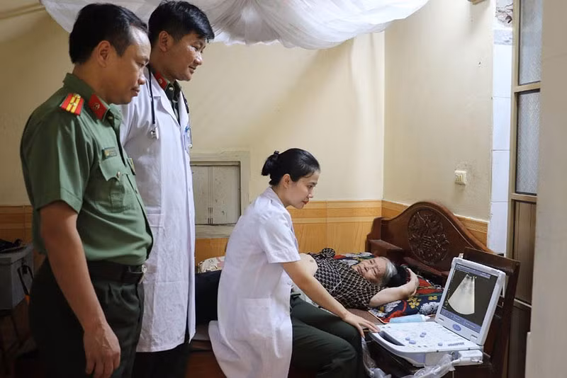 Công an Nghệ An thăm, khám sức khỏe, tặng quà Bà mẹ Việt Nam anh hùng -0