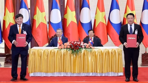 Vietjet trao thoả thuận tăng cường kết nối vận tải hàng không Việt Nam – Lào