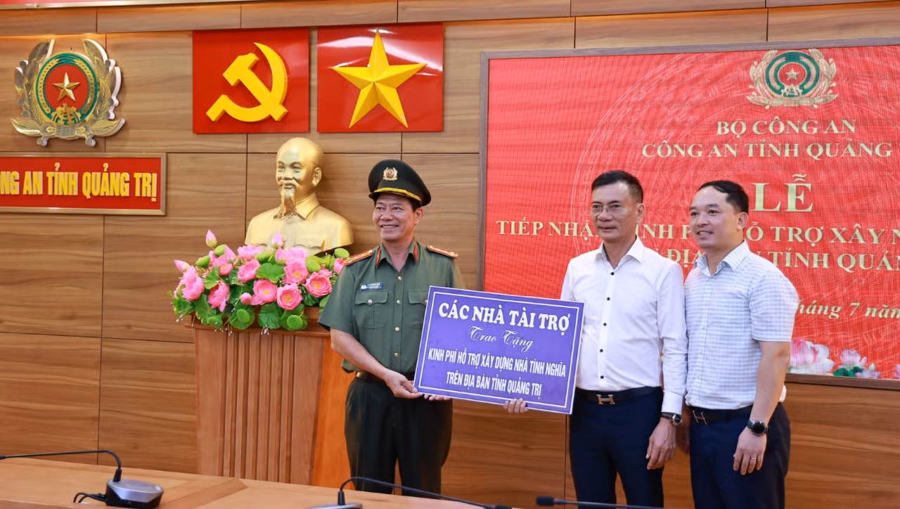 Công an Quảng Trị tiếp nhận kinh phí xây dựng 10 ngôi nhà tình nghĩa cho CBCS