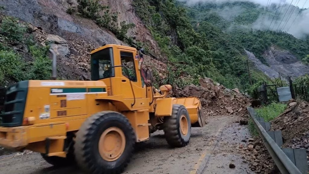 Lở đất ở Nepal cuốn hai xe buýt xuống sông, 65 hành khách mất tích -0