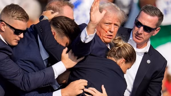 Ông Trump thoát cửa tử nhờ "đứng không yên" trên sâu khấu