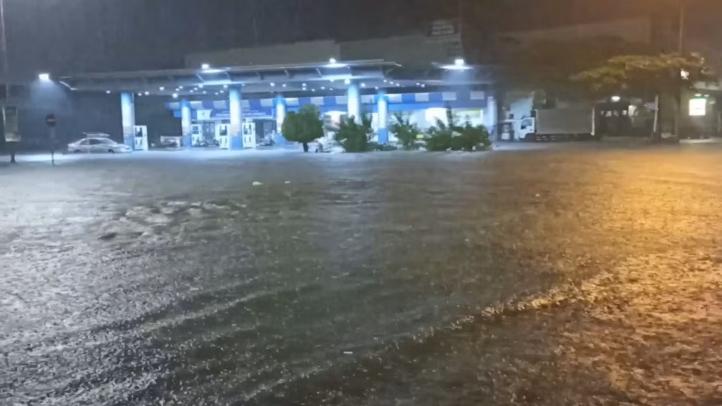 Đà Nẵng: Nhiều tuyến đường ngập sâu trong đêm sau trận mưa lớn -3
