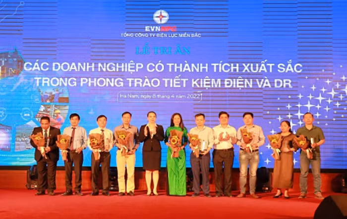 EVNNPC đồng hành cùng khách hàng -0