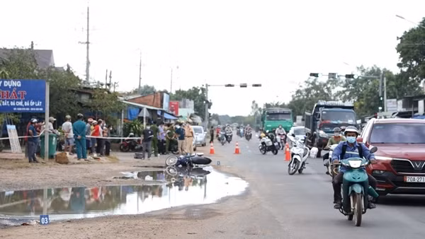 Ba mẹ con gặp nạn do va chạm với xe tải