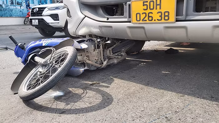 Xe đầu kéo đẩy lê thiếu nữ cùng xe máy hơn 10m trên đường dẫn cao tốc -1