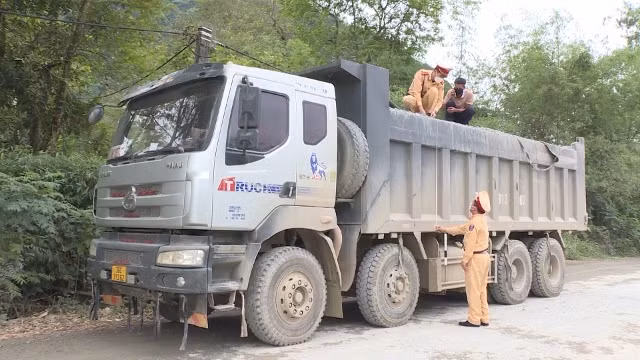 Công an Thanh Hóa xử lý gần 3.000 trường hợp vi phạm quá khổ, quá tải -0