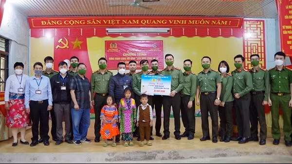 Đồng hành cùng “Mô hình con nuôi Công an xã ” nơi địa đầu Tổ Quốc