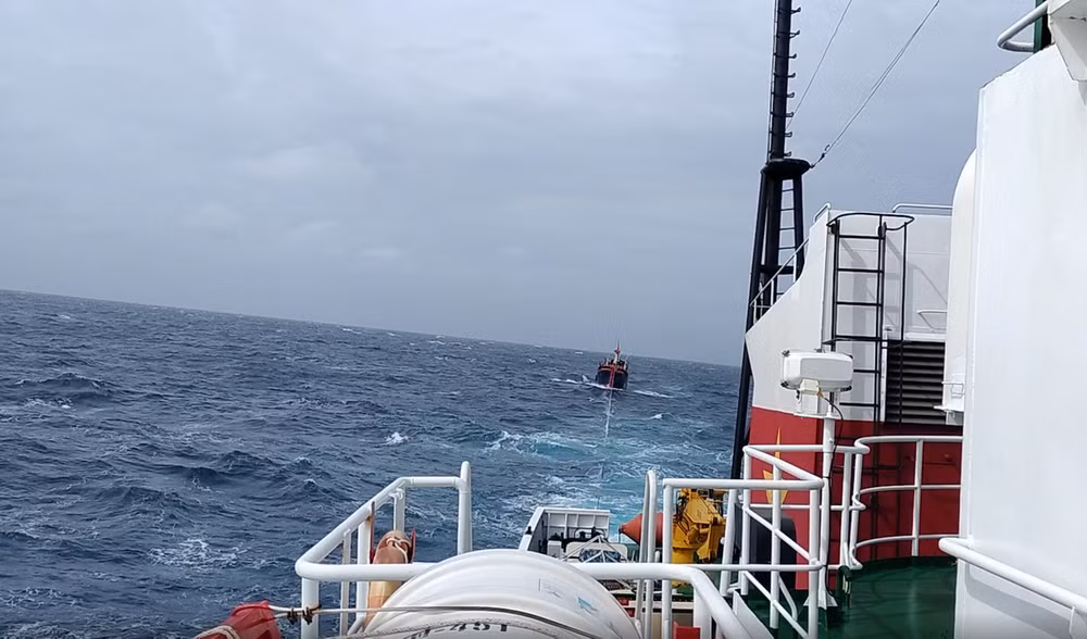 Tàu kiểm ngư cứu nạn tàu cá Ninh Thuận cùng 5 ngư dân -0
