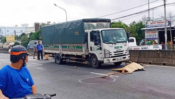 Va chạm với ô tô tải, 2 cha con tử vong tại chỗ ảnh 3