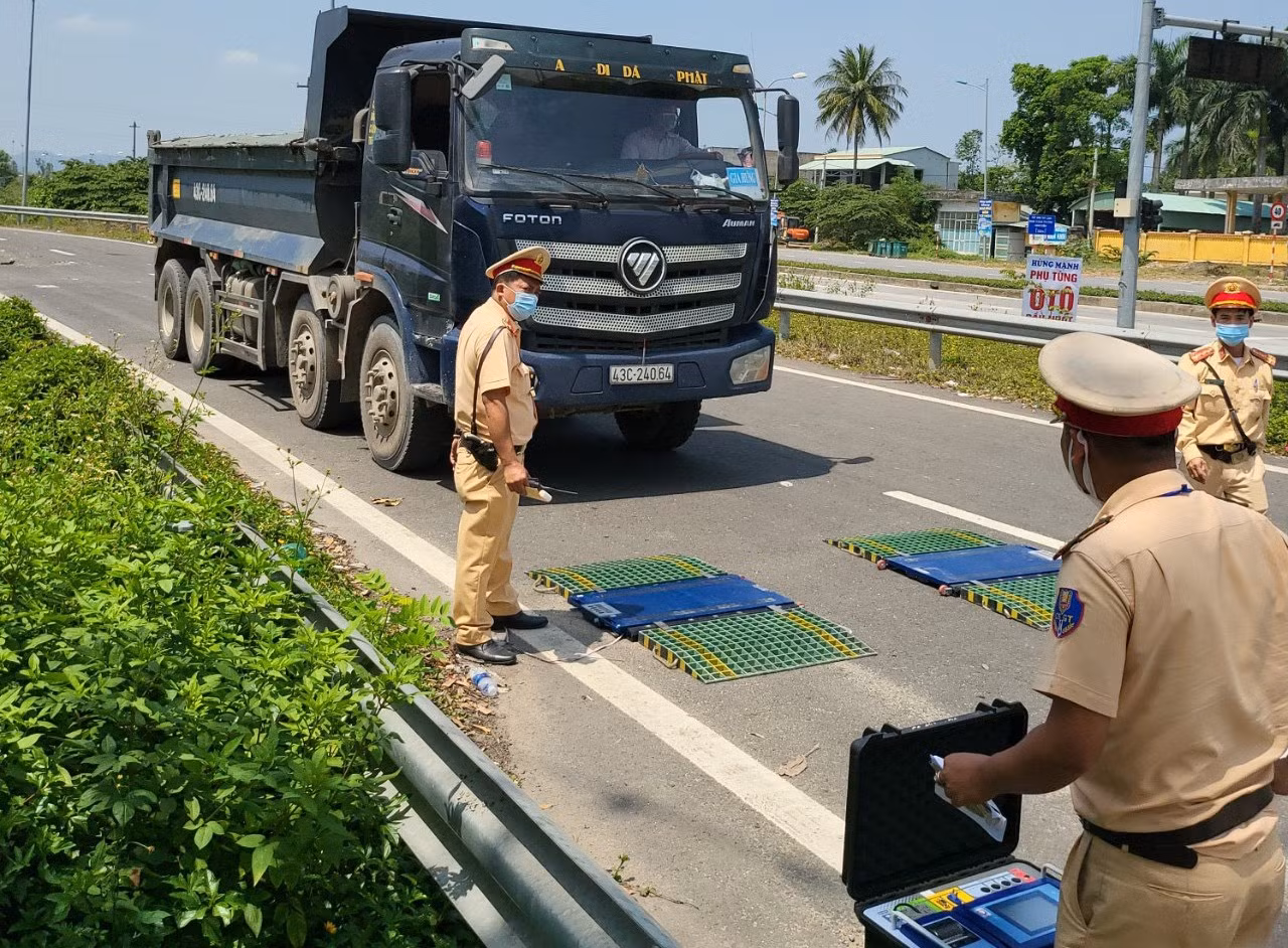 Xử phạt gần 100 phương tiện vi phạm quá tải và nồng độ cồn ngay cửa ô Đà Nẵng -0