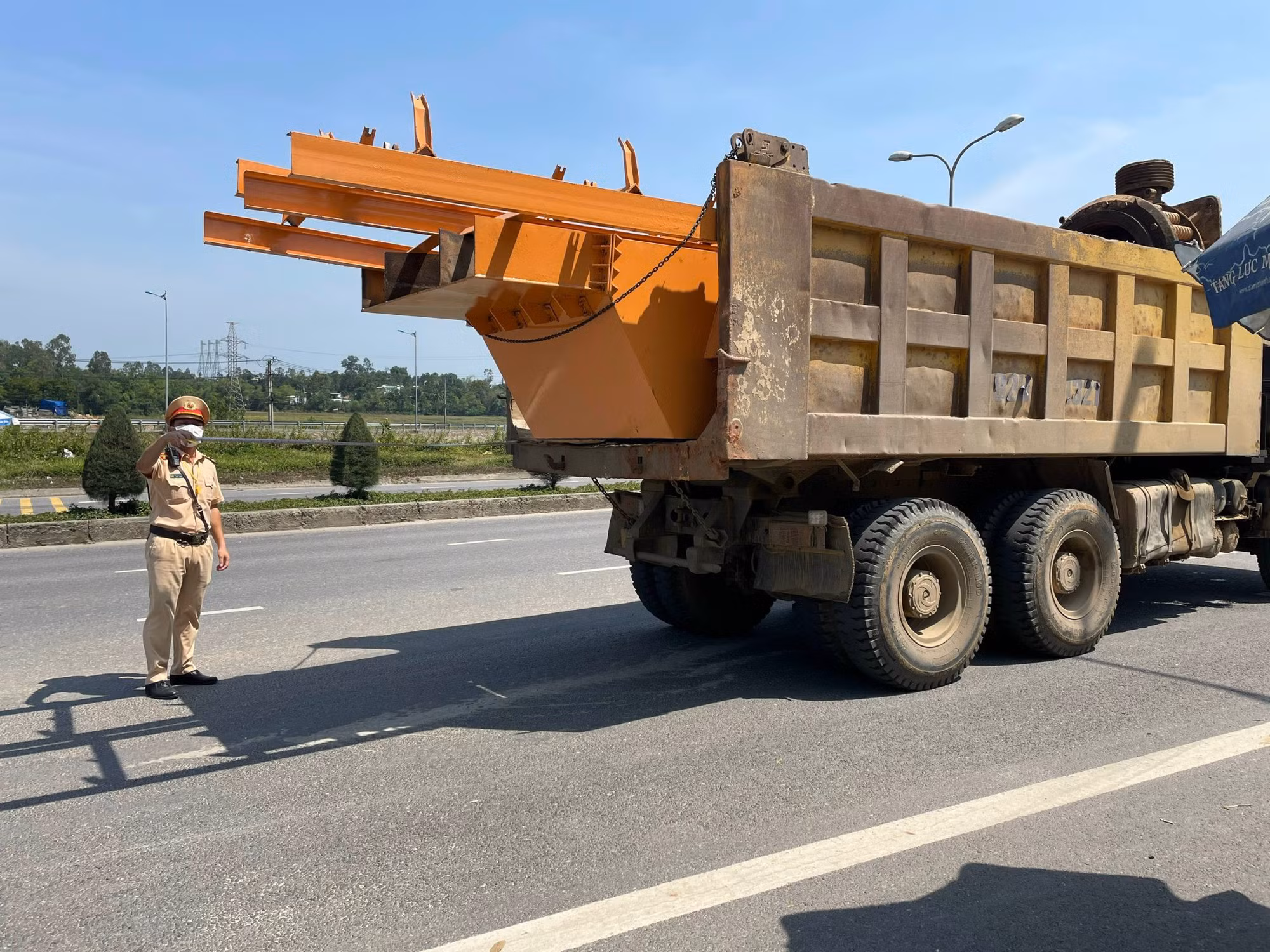 Xử phạt gần 100 phương tiện vi phạm quá tải và nồng độ cồn ngay cửa ô Đà Nẵng -1