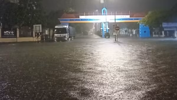 Nhiều tuyến đường trung tâm Đà Nẵng ngập sâu sau trận mưa lớn