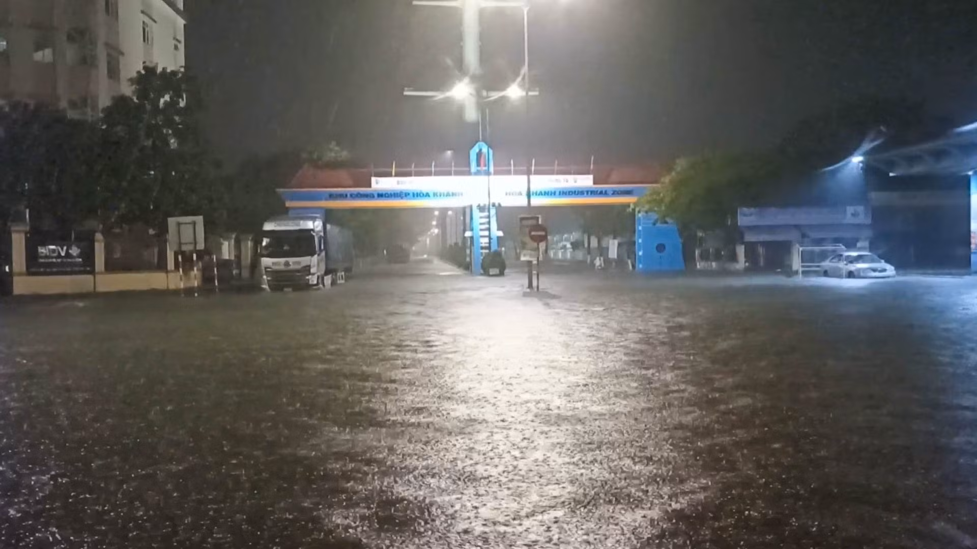 Đà Nẵng: Nhiều tuyến đường ngập sâu trong đêm sau trận mưa lớn -0