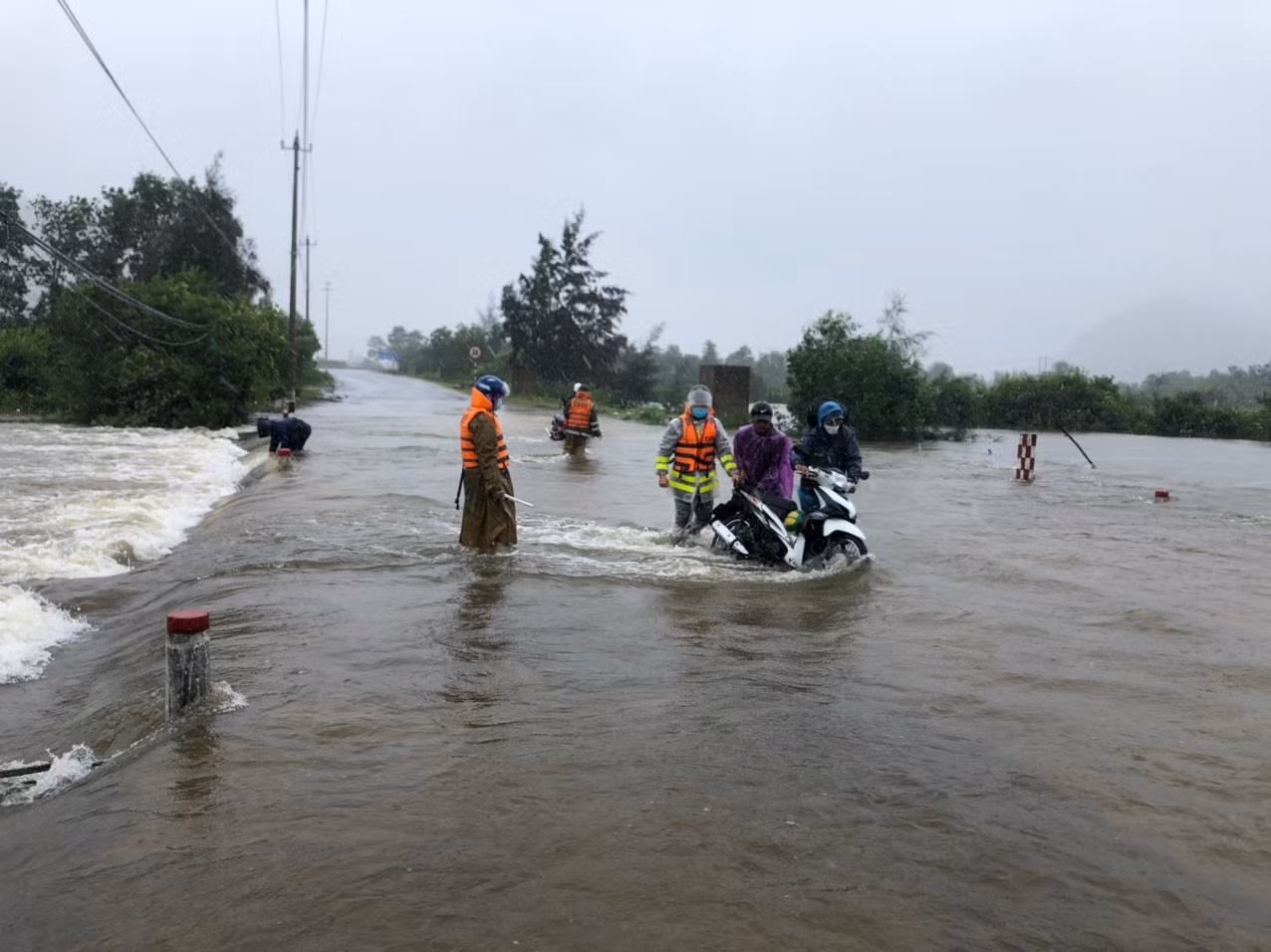 Lũ trái mùa nhấn chìm hàng nghìn héc ta lúa, hoa màu ở Thừa Thiên-Huế -0