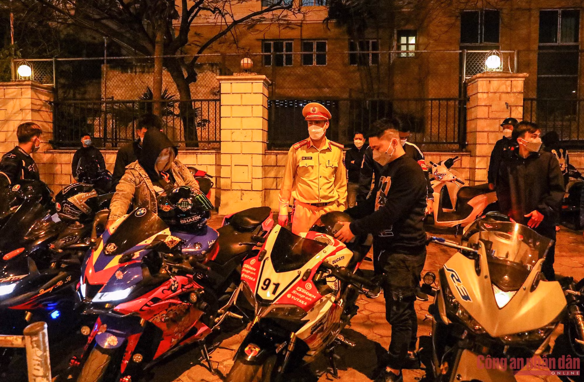 Quái xế xấu hổ, than nhức đầu khi được nghe lại tiếng pô xe của mình -1