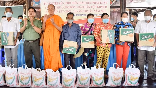 Công an Bạc Liêu tặng quà đồng bào Khmer nhân Tết cổ truyền Chol Chnăm Thmây