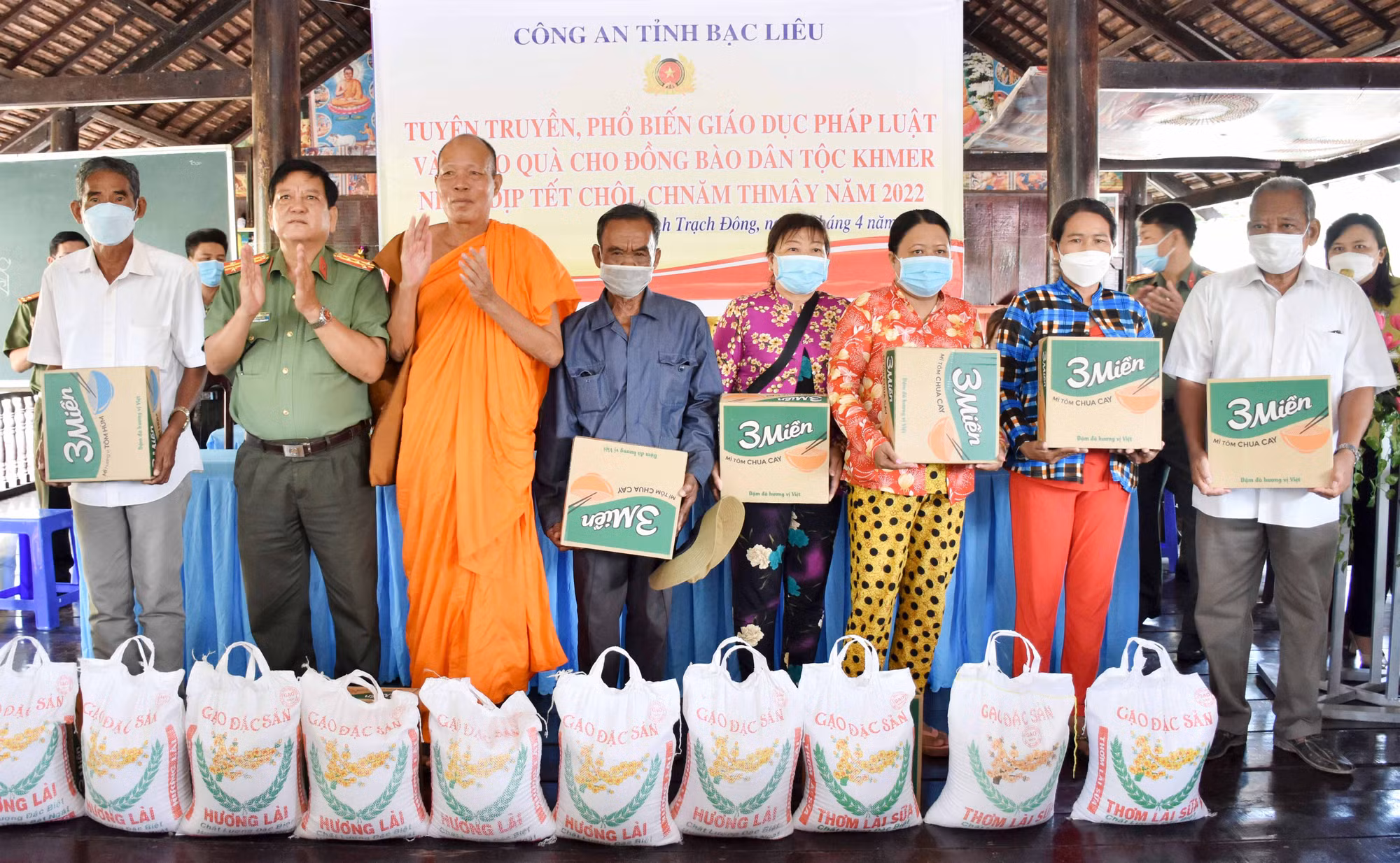 Công an tỉnh Bạc Liêu tặng quà đồng bào Khmer nhân Tết cổ truyền Chol Chnăm Thmây -0