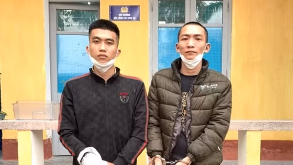 Nghi vợ ngoại tình, rủ bạn cầm dao chém tình địch