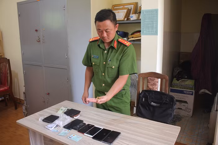 Băng nhóm chuyên cướp giật dây chuyền vàng sa lưới -0