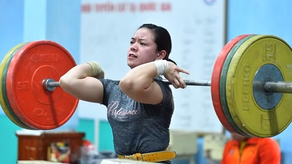 Cử tạ Việt Nam chênh vênh ở vị trí dẫn đầu SEA Games