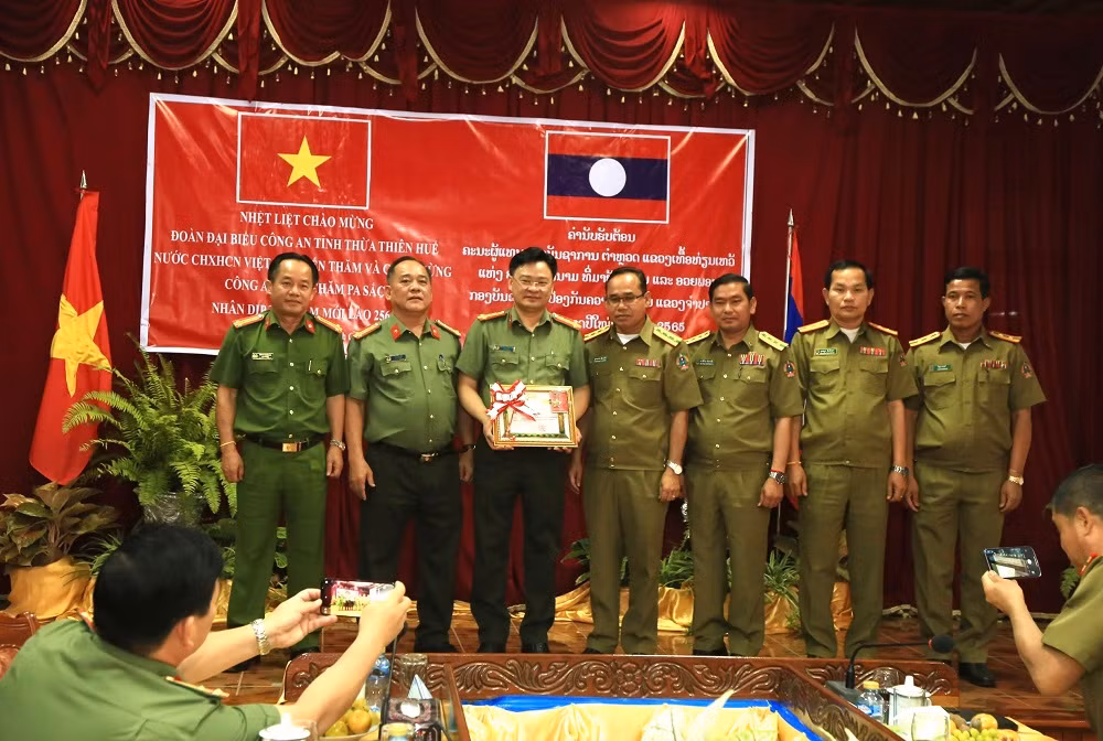 Công an Thừa Thiên-Huế đón nhận Huy chương lao động của Chính phủ nước DHDCND Lào -0