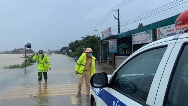 Băng qua đê, 1 thanh niên bị nước lũ trái mùa cuốn tử vong
