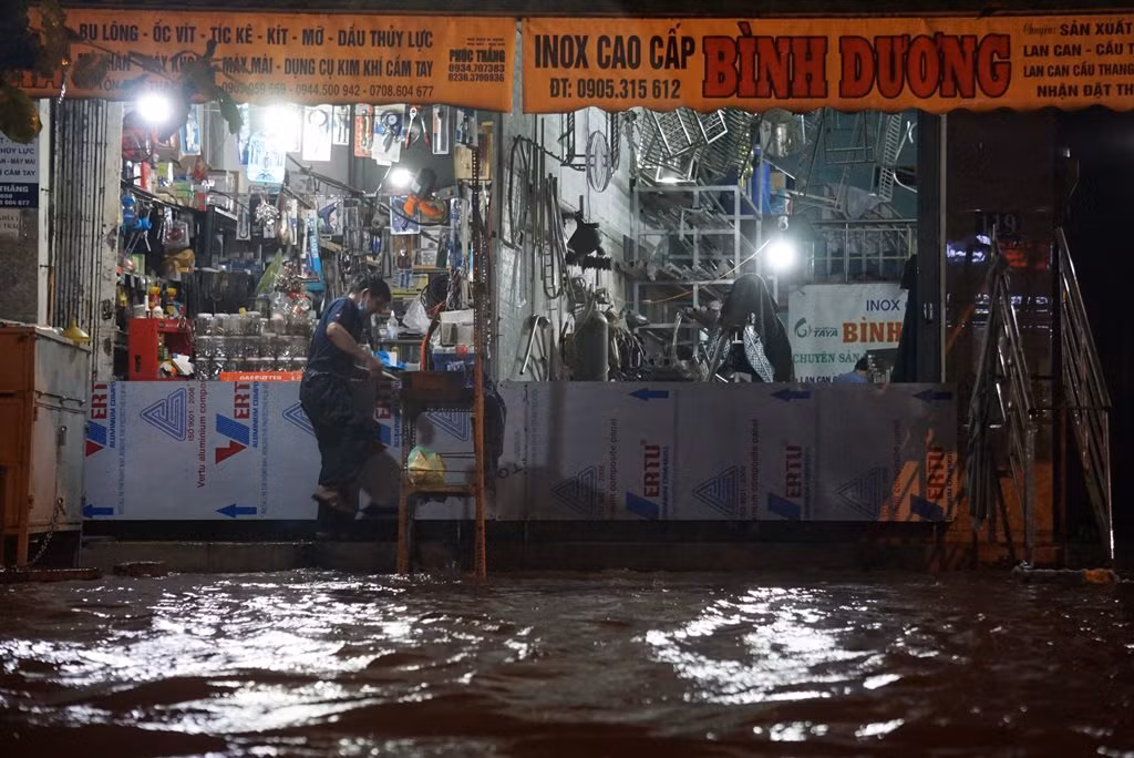 Đà Nẵng: Nhiều tuyến đường ngập sâu trong đêm sau trận mưa lớn -0