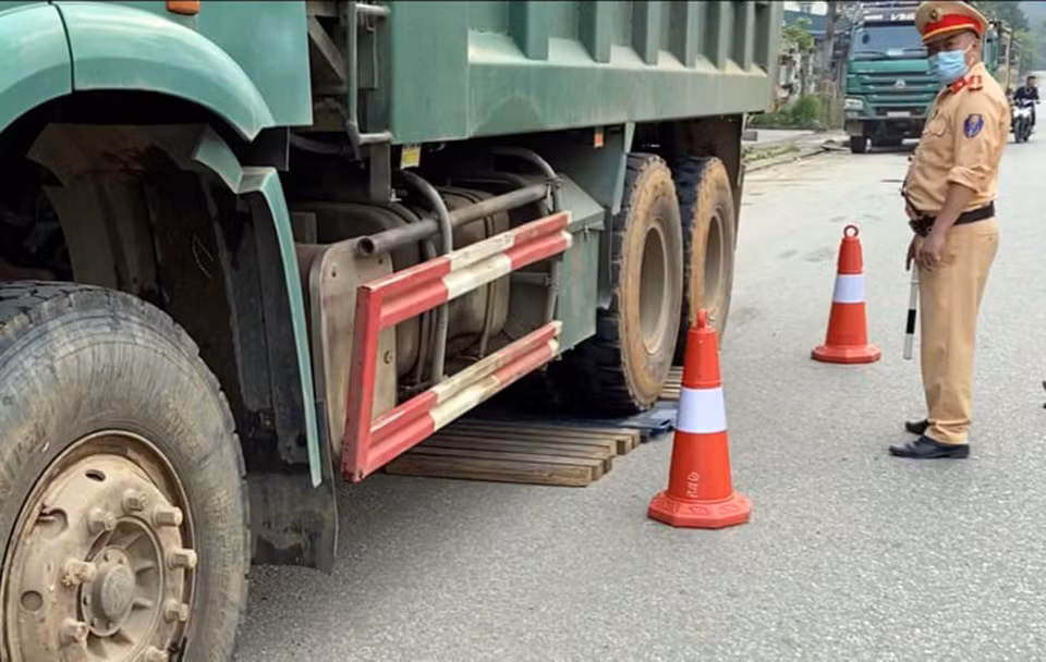 Tránh chim mồi báo chốt, CSGT Hà Giang “hóa trang” bắt xe quá tải -0