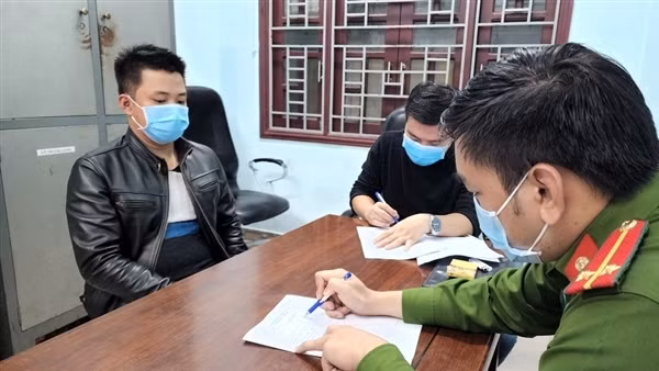 Ôm ma túy dạng kẹo đi đường thôn "né chốt" ảnh 2