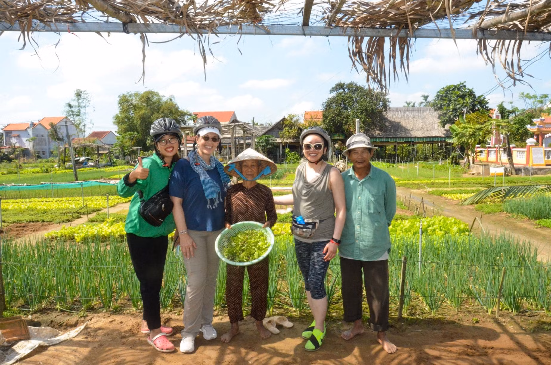 Du khách quốc tế “đổ bộ” tham quan Hội An -0