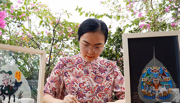 Người vẽ tranh trên lá -0