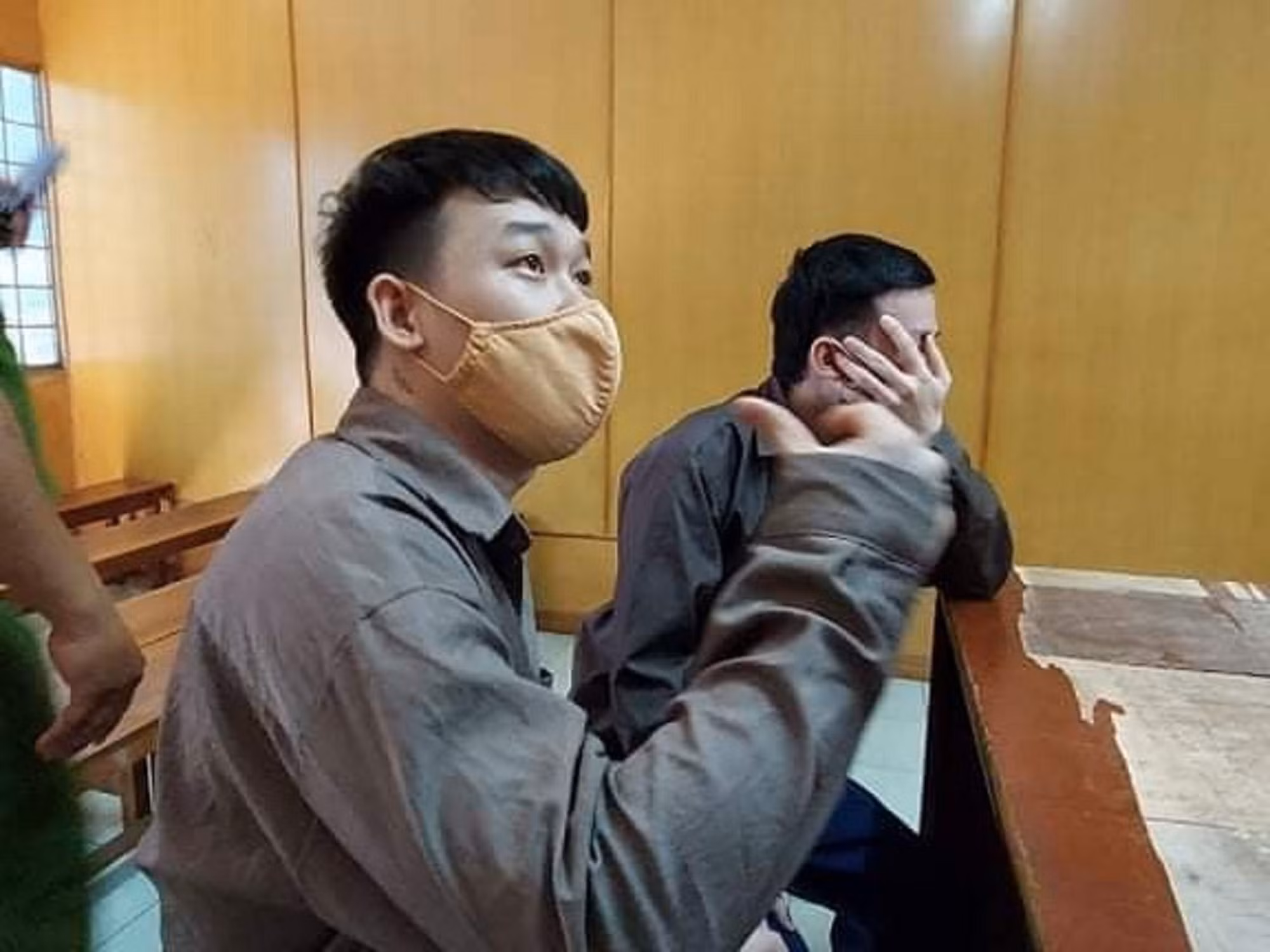 Mua bán Viagra giả, hai thanh niên lãnh án thật -0