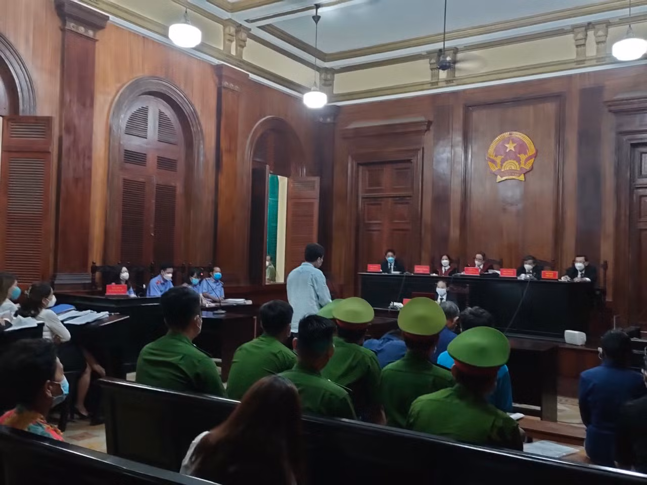 Tham ô tài sản, chú cháu dẫn nhau ra tòa -0