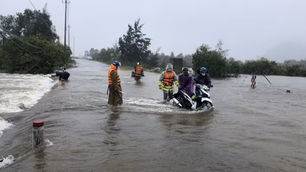Băng qua đê, 1 thanh niên bị nước lũ trái mùa cuốn tử vong ảnh 3