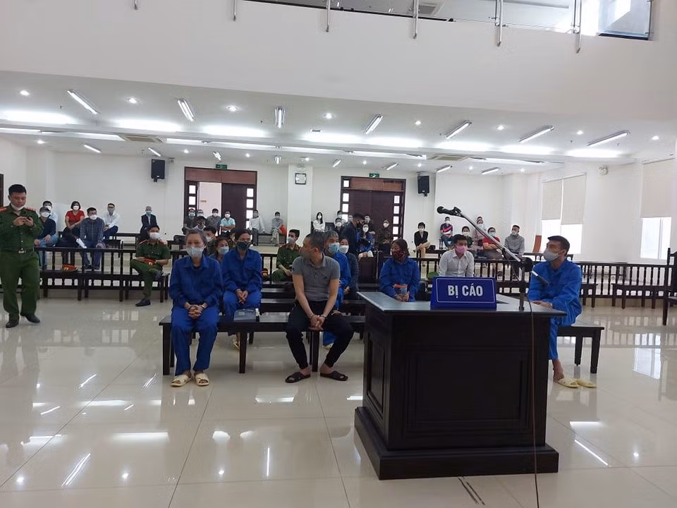 Chiếm đoạt gần 23 tỷ đồng từ hành vi đánh tráo sổ đỏ -0