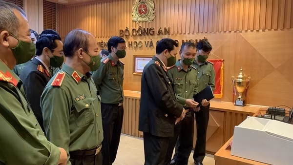 Đẩy mạnh nghiên cứu khoa học công nghệ phục vụ đắc lực công tác, chiến đấu