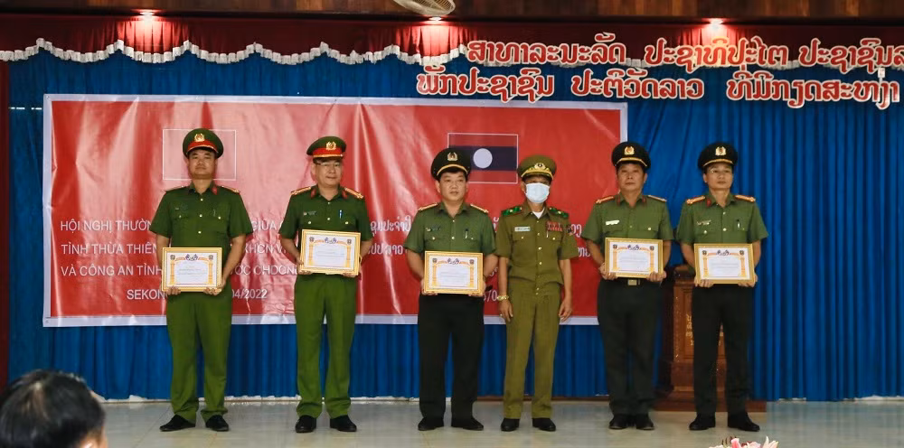 Công an Thừa Thiên-Huế đón nhận Huy chương lao động của Chính phủ nước DHDCND Lào -0