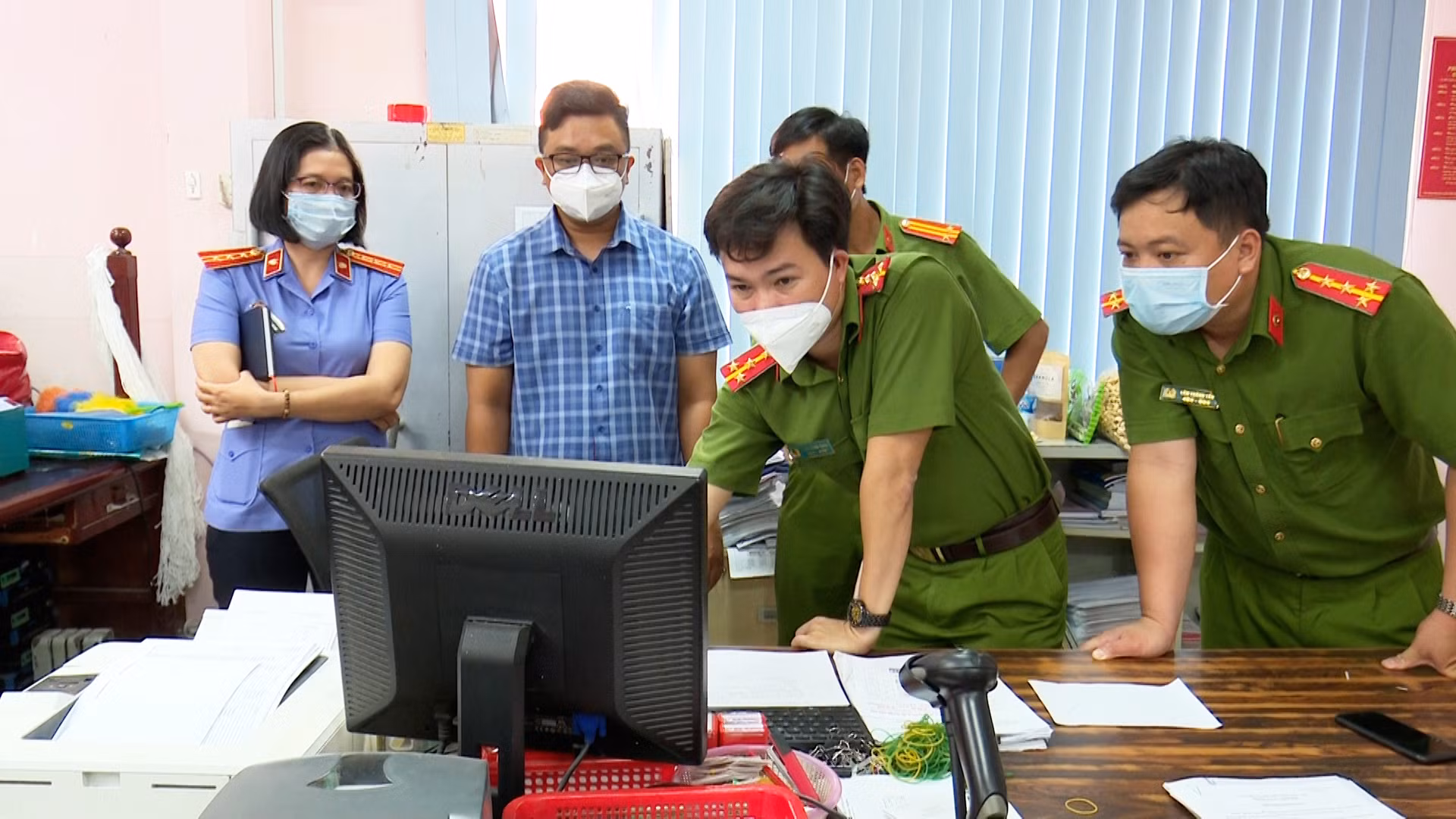 Bắt 2 cán bộ ngân hàng tham ô tài sản -0