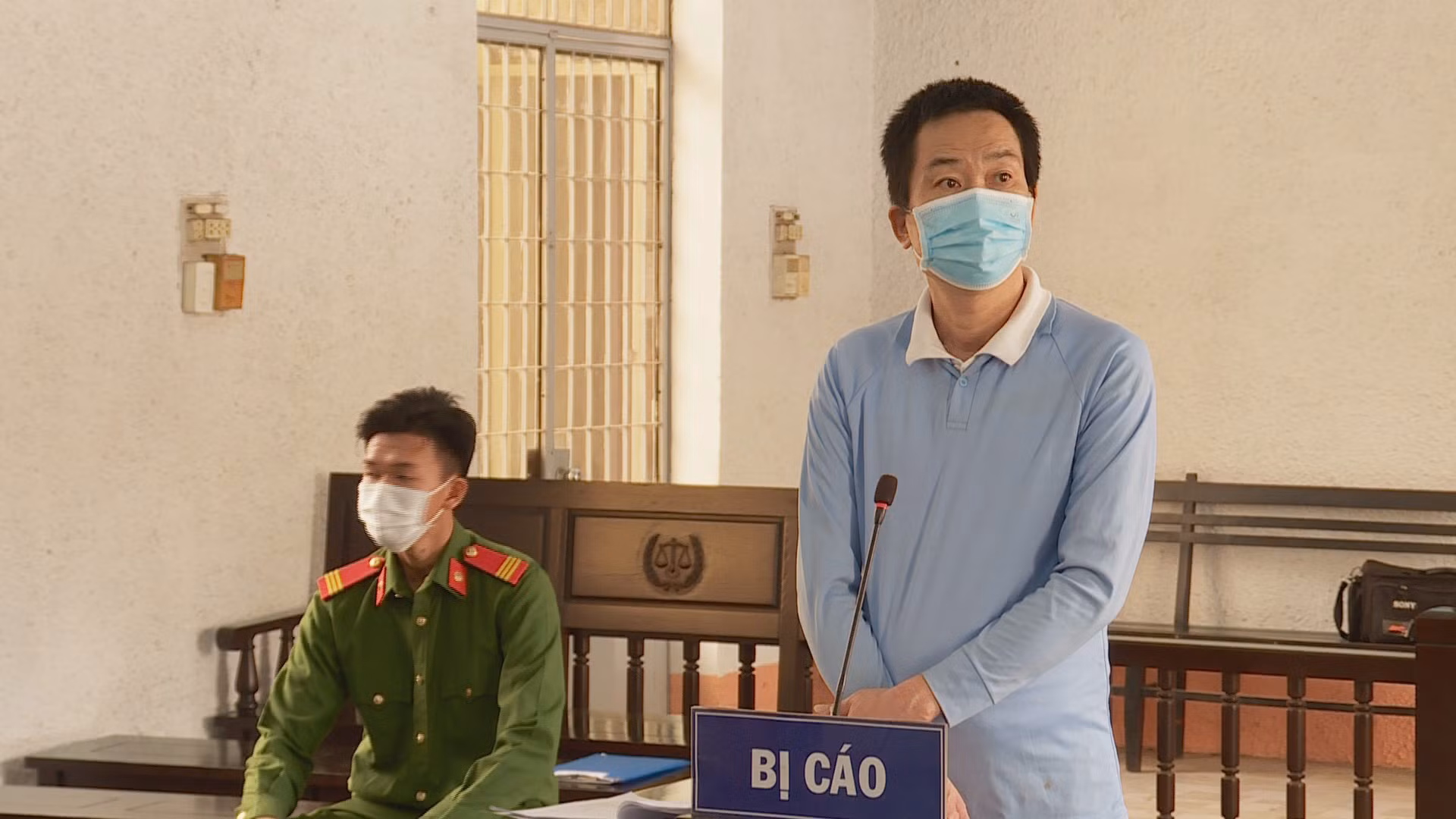 Lãnh án vì làm giả tài liệu của cơ quan, tổ chức -0