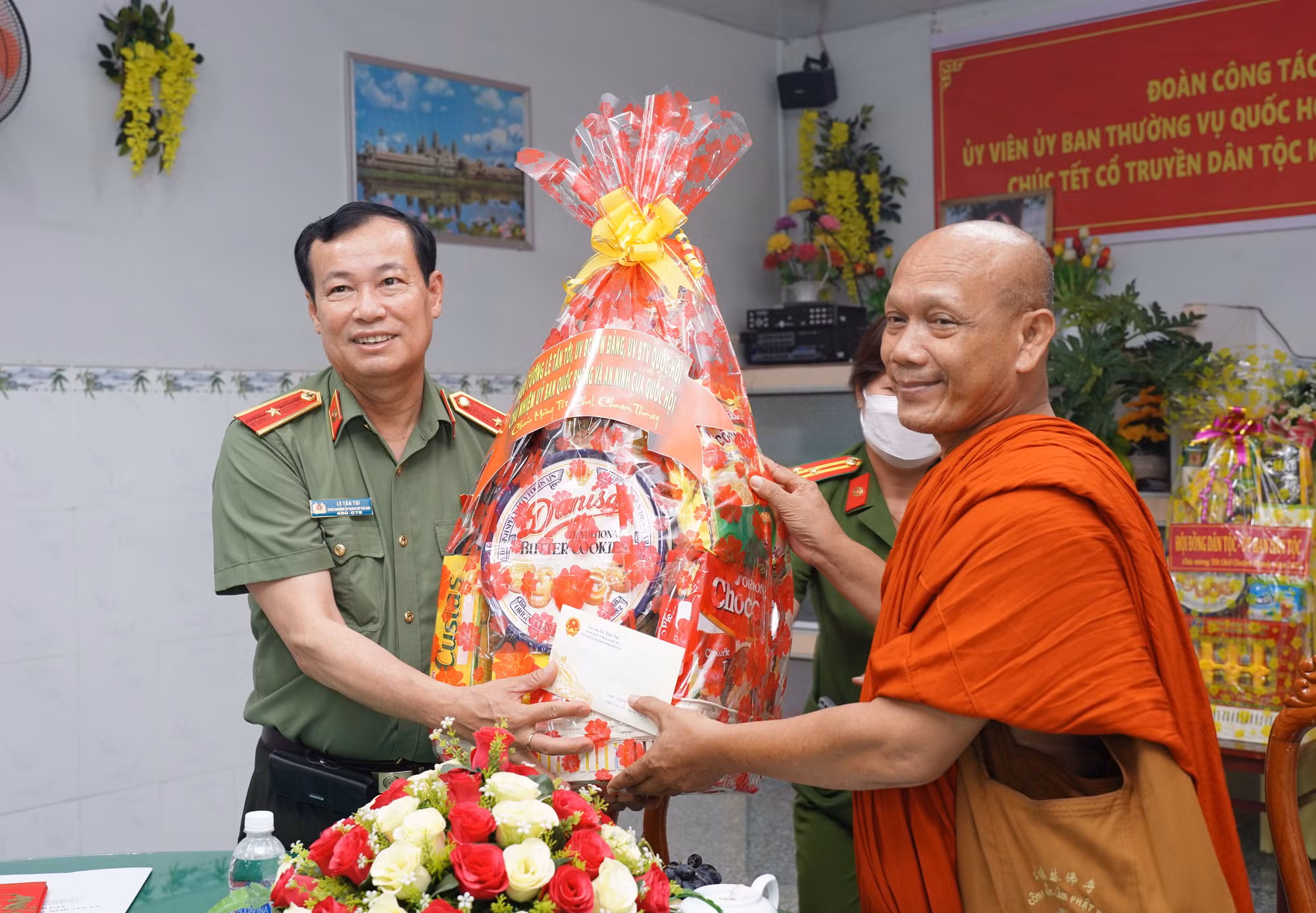 Thiếu tướng Lê Tấn Tới chúc tết Chol Chnam Thmay tại Cà Mau -0