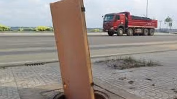 Ba mẹ con gặp nạn do va chạm với xe tải ảnh 3